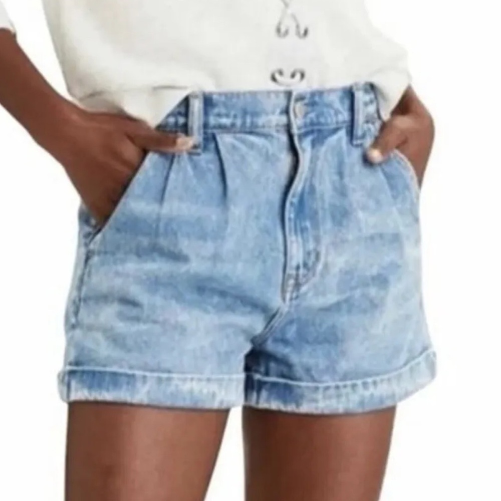 American Eagle Pleated Mom Short